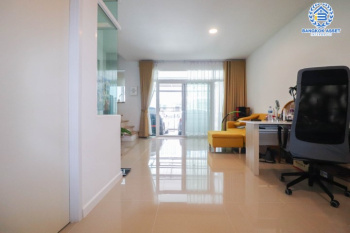 *****ทาวน์เฮ้าส์มือสองนนทบุรี แบรนด์คุณภาพ Q.House ม.คาซ่า วอเตอร์ไซต์ พระราม5 เนื้อที่กว้างเกือบ 33 ตร.ว. ฟังก์ชัน 3 ห้องนอน 3 ห้องน้ำ ที่จอดรถ 2 คัน เชื่อมต่อถนนหลากหลายเส้นทาง หน้าโครงการติดถนนราชพฤกษ์ ใกล้รถไฟฟ้าสายสีม่วง "สถานีแยกติวานนท์" และ จุดขึ้นทางด่วน "ศรีรัช" จองด่วน!